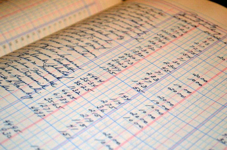 دفتر يمثل التسجيل السنوي للأرباح في حساب الوساطة