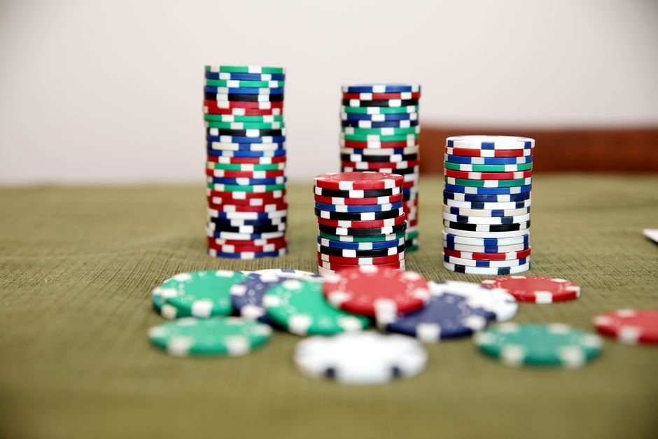 Stacks of poker chips representing bet sizing under the Kelly criterion