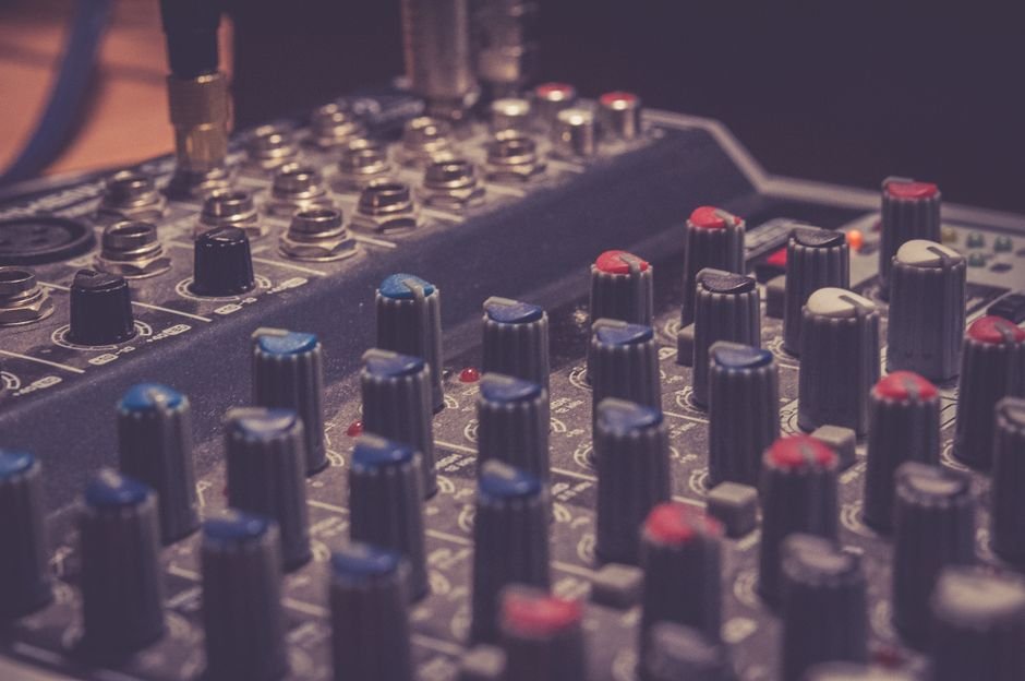 Table de mixage : chaque bouton réglable est un paramètre de plus à justifier