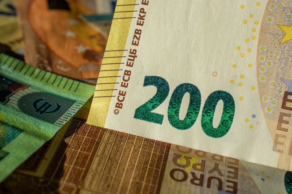 مقارنة رقمية بين ثلاث طرق لتحديد حجم المركز
