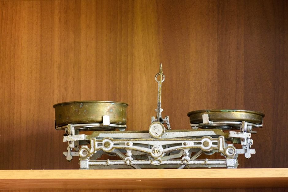 A balance scale: the Sharpe ratio weighs upside and downside swings as equally bad