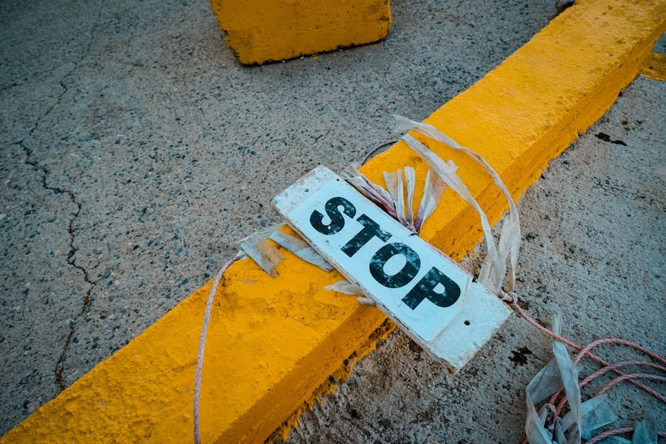 Panneau stop au sol : les pièges du débutant sont connus, donc évitables
