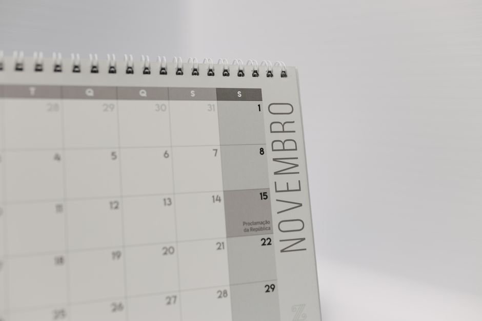Calendar pages representing successive walk-forward time windows